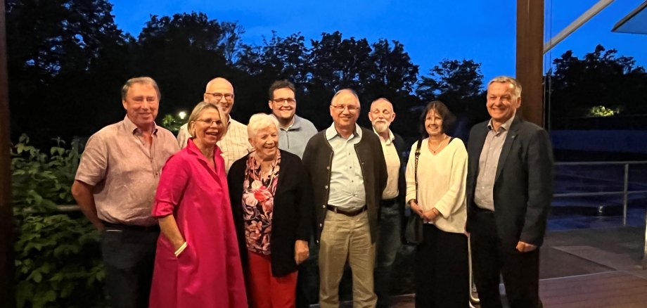 Gruppe von Menschen auf Terrasse