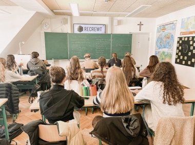 Schülerinnen und Schüler im Klassenzimmer probieren die Matching-App aus